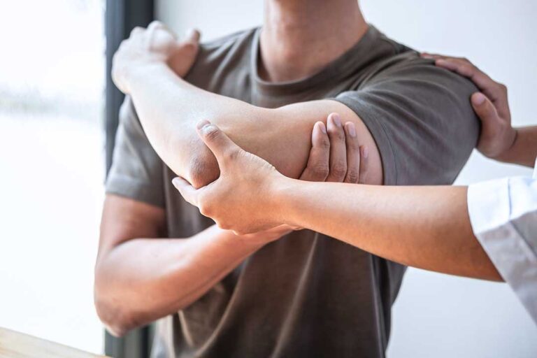 Athlete receiving a movement assessment while performing a controlled leg exercise in a rehabilitation setting